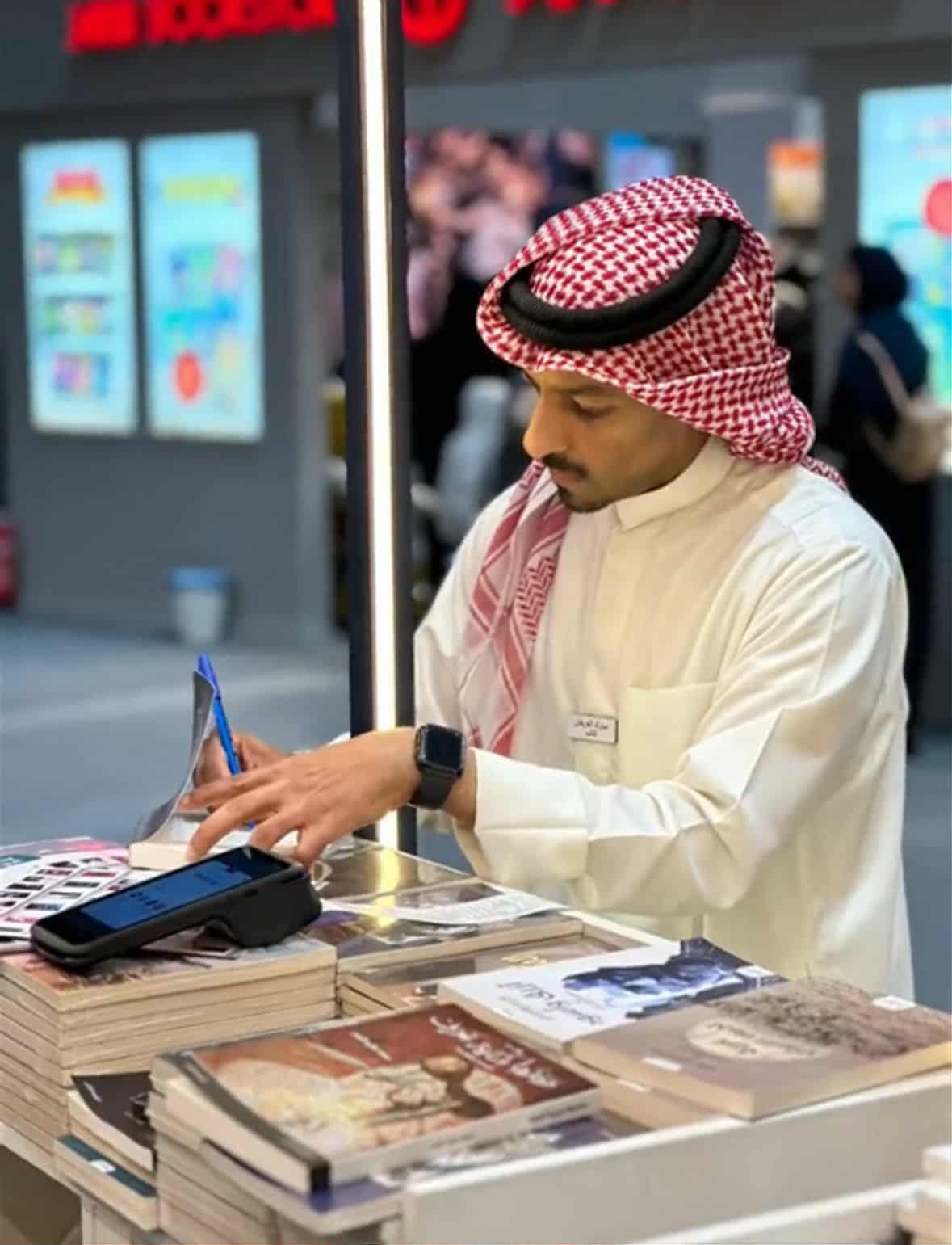 الكاتب مبارك العريفان
