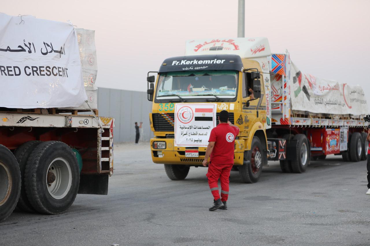 مصر: شاحنات تحمل مساعدات إنسانية وإغاثية تتحرك من معبر (رفح) نحو قطاع غزة
